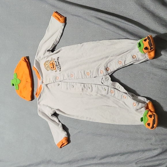Halloween Outfit with Hat - Picture 1 of 4